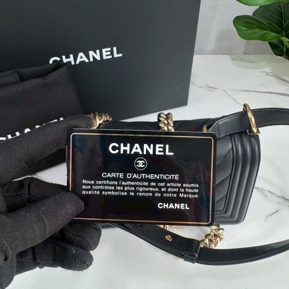 Chanel Black Quilted Leather Shoulder Bag - Picture 12 of 16